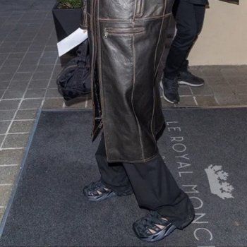 شاهد .. دينا بفستان شفاف وحذاء بيلا حديد قبيح للغاية وريهانا تستعرض حملها بملابس فاضحة وغيرها من أسوأ الإطلالات في عام 2022