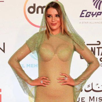 شاهد .. دينا بفستان شفاف وحذاء بيلا حديد قبيح للغاية وريهانا تستعرض حملها بملابس فاضحة وغيرها من أسوأ الإطلالات في عام 2022