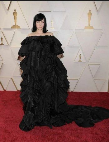 شاهد .. دينا بفستان شفاف وحذاء بيلا حديد قبيح للغاية وريهانا تستعرض حملها بملابس فاضحة وغيرها من أسوأ الإطلالات في عام 2022