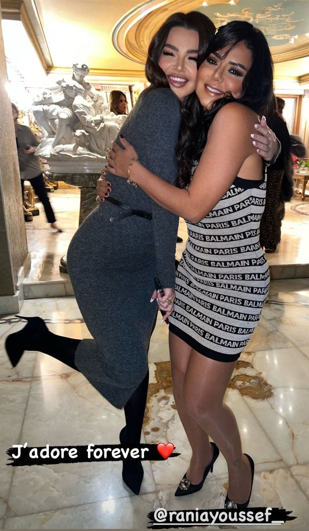 الرقاصين لما يتقابلوا .. صورة لرانيا يوسف وهي في حضن جوهرة