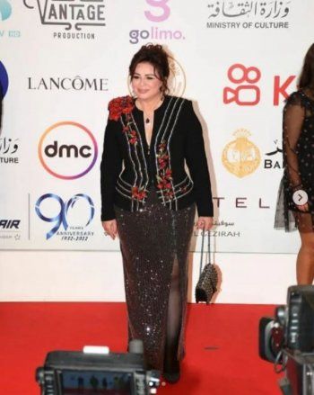 شاهد .. دينا بفستان شفاف وحذاء بيلا حديد قبيح للغاية وريهانا تستعرض حملها بملابس فاضحة وغيرها من أسوأ الإطلالات في عام 2022