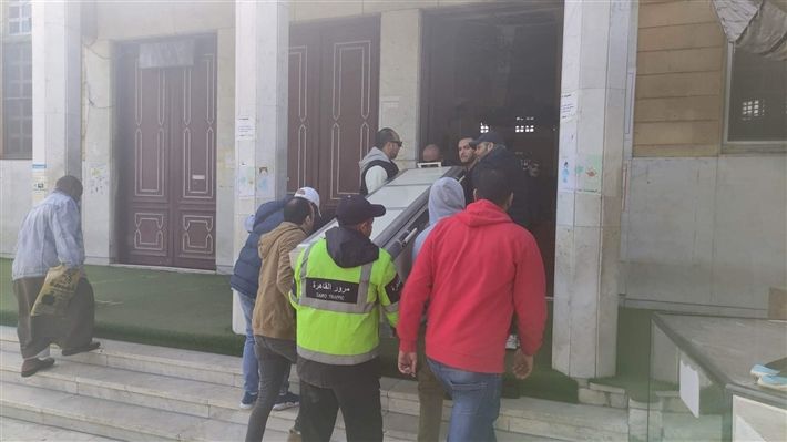 انهيار ريم البارودي أثناء تشييع جثمان والدها