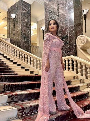 شاهد .. دينا بفستان شفاف وحذاء بيلا حديد قبيح للغاية وريهانا تستعرض حملها بملابس فاضحة وغيرها من أسوأ الإطلالات في عام 2022