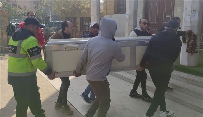 انهيار ريم البارودي أثناء تشييع جثمان والدها