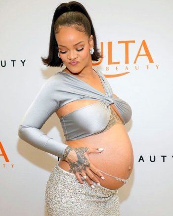 شاهد .. دينا بفستان شفاف وحذاء بيلا حديد قبيح للغاية وريهانا تستعرض حملها بملابس فاضحة وغيرها من أسوأ الإطلالات في عام 2022