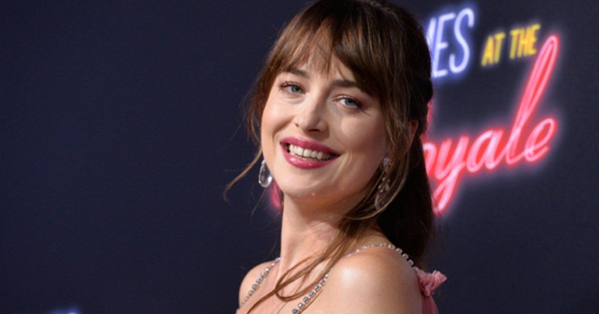 شاهد .. هجوم عنيف على داكوتا جونسون والسبب حقائب اليد