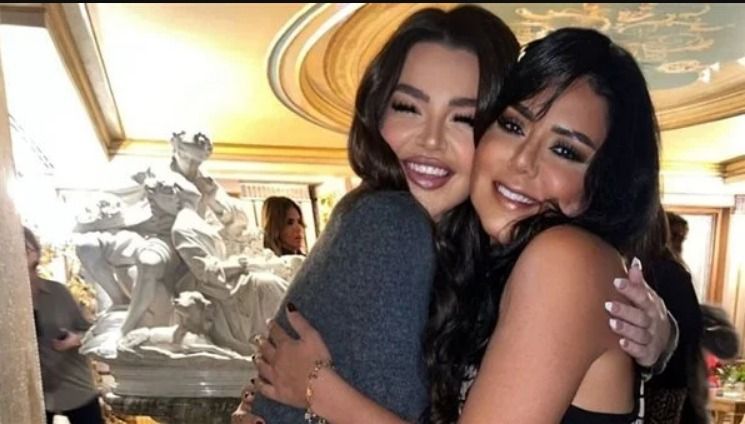 الرقاصين لما يتقابلوا .. صورة لرانيا يوسف وهي في حضن جوهرة