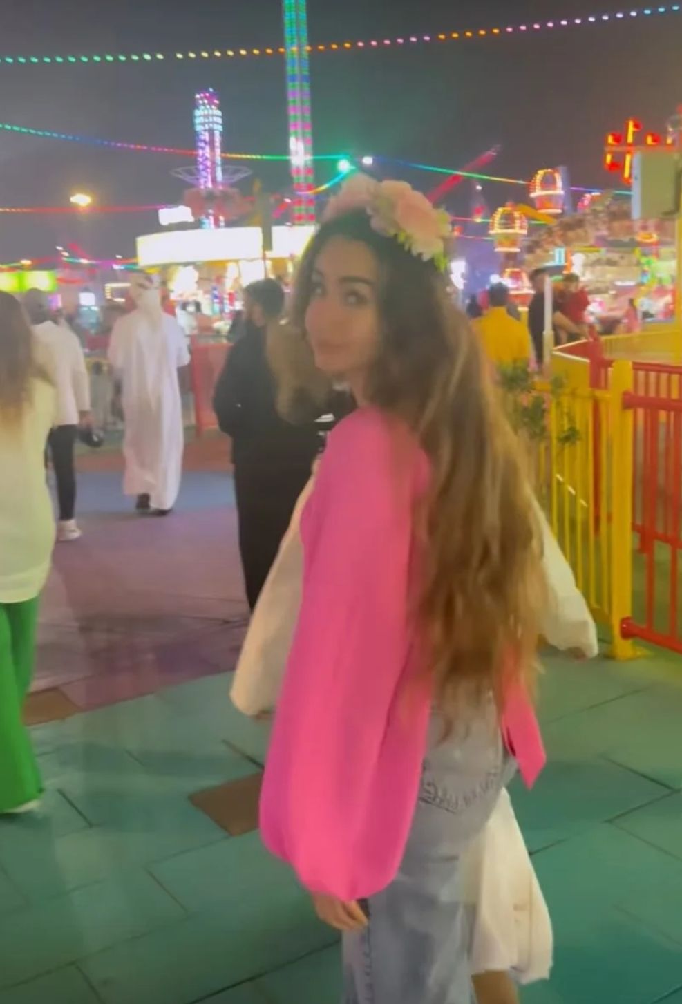 هنا الزاهد بتتمشي في شوارع دبي – شاهد