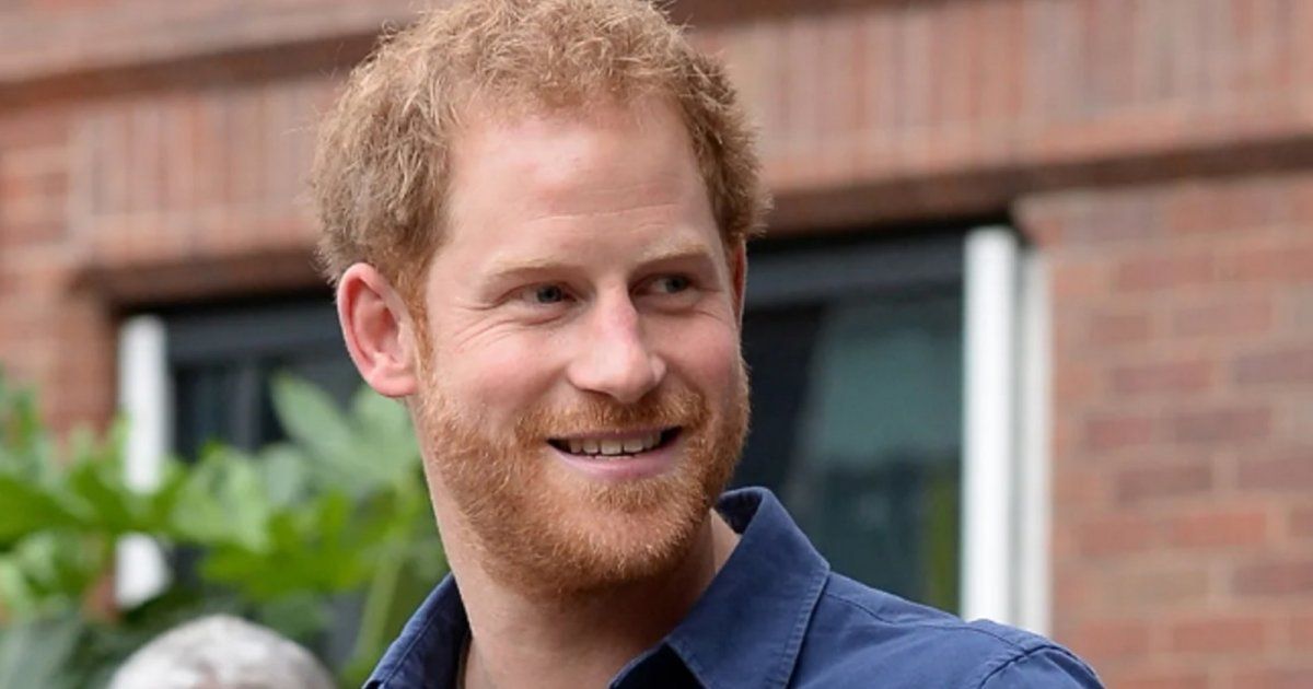 شاهد .. تسريب صورة للأمير هاري وهو ينزع ملابسه في مدينة الخطيئة بفندق فخم