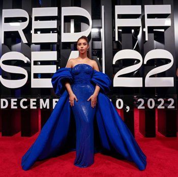 شاهد .. بلقيس تحتل المركز الرابع كأفضل إطلالة عالمية لعام 2022 ..شاهدوا جمال فستانها