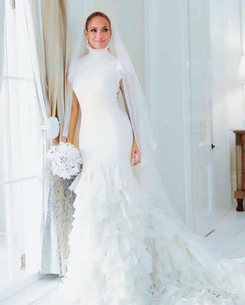 شاهد .. بلايك لايفلي الأكثر تألقاً وهيفا وهبي مثل الفراشة في حفل زفاف شقيقتها وملابس بيلا حديد الداخلية تتحول إلى فستان وغيرها من أجمل إطلالات عام 2022