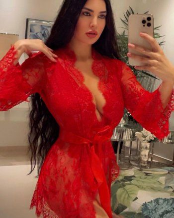 شاهد .. لاميتا فرنجية بملابس جريئة للغاية.. وتطل بثوب نوم شفاف
