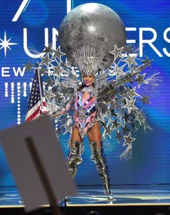 شاهد .. بالصور - ملكة جمال بريطانيا تكرم الملكة إليزابيث وملكة جمال روسيا تدعو للسلام من خلال الزي الذي إختارته