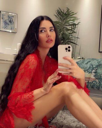 شاهد .. لاميتا فرنجية بملابس جريئة للغاية.. وتطل بثوب نوم شفاف