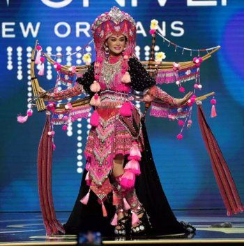 شاهد .. بالصور - ملكة جمال بريطانيا تكرم الملكة إليزابيث وملكة جمال روسيا تدعو للسلام من خلال الزي الذي إختارته