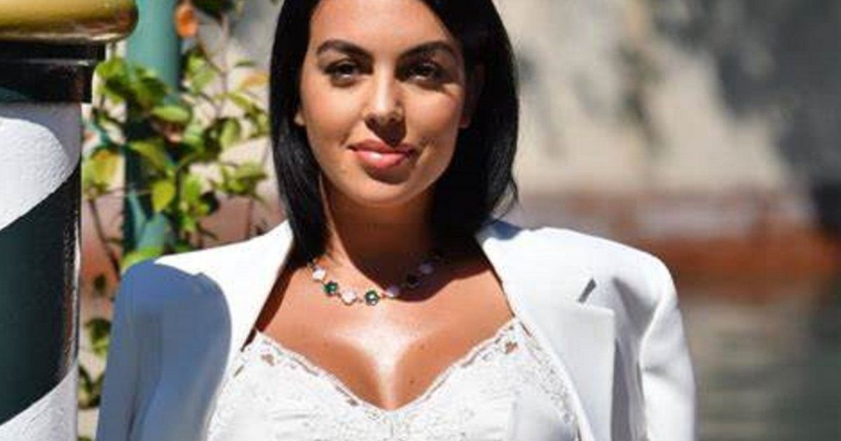 شاهد .. جورجينا رودريغيز تطل بالـ كروب توب في الرياض.. وتحدث حالة من الجدل