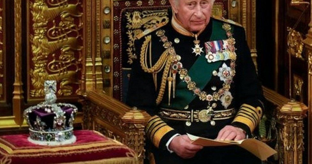 شاهد .. بعدما رمى الملك تشارلز ببيضة....تغريم رجل بهذا المبلغ