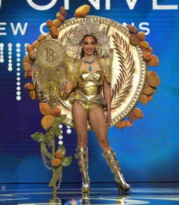 شاهد .. بالصور - متسابقات ملكة جمال الكون أظهرن جوانبهن الوطنية من خلال إطلالاتهن