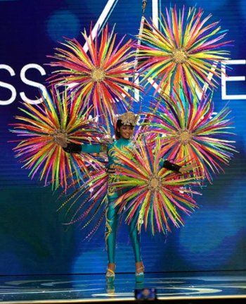 شاهد .. بالصور - متسابقات ملكة جمال الكون أظهرن جوانبهن الوطنية من خلال إطلالاتهن