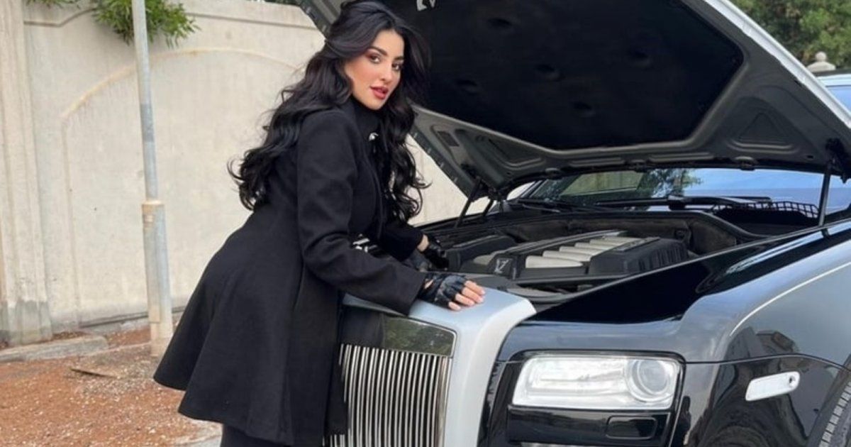 شاهد .. المهرة البحرينية تستفز الجمهور بسحبها سيارتها الرولز رويس بسلسلة للكلاب- بالفيديو