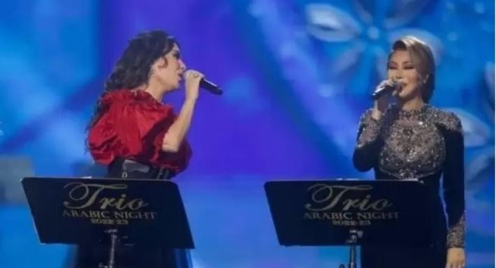 لطيفة طالعة تغني علي المسرح وهي مش حافظة