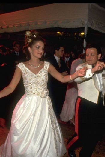 شاهد .. فستان زفاف الملكة رانيا .. لن تصدقوا كم بلغ ثمنه