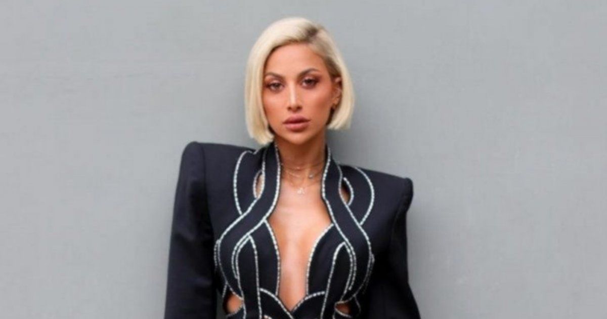 شاهد .. بالصور- مودل روز تستعرض رشاقتها على الثلج بإطلالة باللون الأحمر