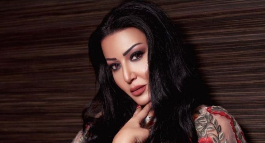 سمية الخشاب مش عاملة حساب لحد وطايحة في الكل : إهدي ليطقلك عرق يافنانة