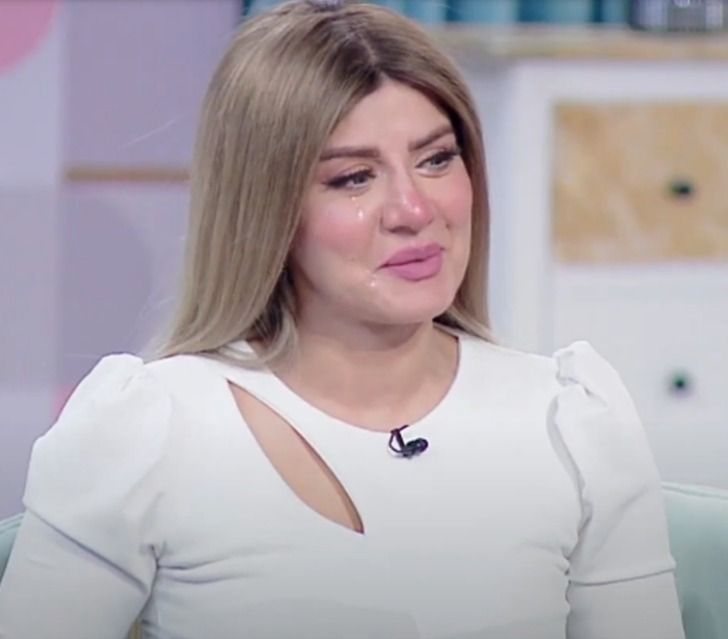 المذيعة مروة ميمي تنهار علي البكاء بسبب إبنها