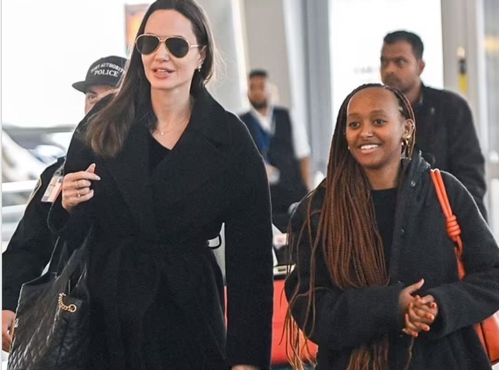 أنجلينا جولى تظهر مع ابنتها في مطار نيويورك