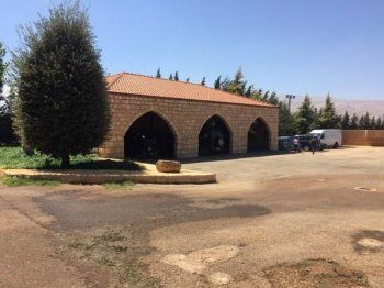 شاهد .. جولة في قصر عاصي الحلاني في البقاع.. يمتلك مزرعة خيول وحديقة كبيرة -بالصور والفيديو