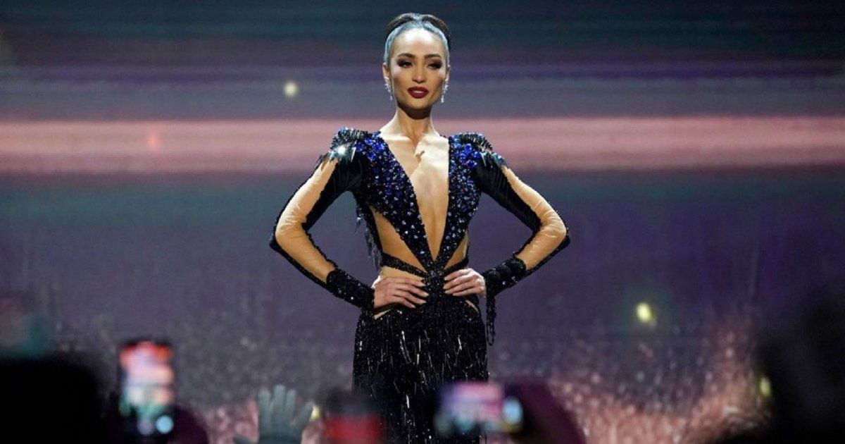 شاهد .. بالفيديو - شاهدوا مهارة ملكة جمال الكون بإتقان مهنتها