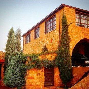 شاهد .. جولة في قصر عاصي الحلاني في البقاع.. يمتلك مزرعة خيول وحديقة كبيرة -بالصور والفيديو