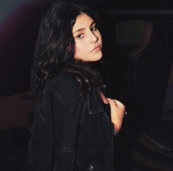 شاهد .. يارا سنان ابنة ماغي بو غصن أصبحت شابة جميلة وهكذا هنأتها والدتها بعيدها-بالصورة