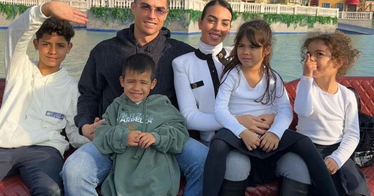 شاهد .. بالصور- أول نزهة عائلية لكريستيانو رونالدو وجورجينا وأولادهما.. رشاقة جورجينا خطفت الأنظار