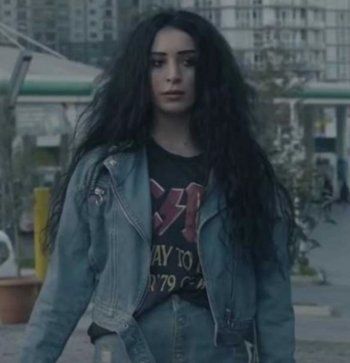 شاهد .. قتلت حبيبها بكرسي حديدي ورمت جثته في الغابة.. تعرفوا إلى هذه المغنية