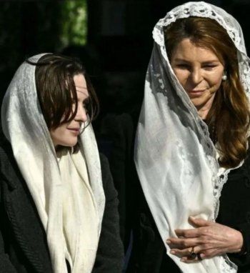 شاهد .. الملكة نور الحسين في أحدث ظهور لدى حضورها جنازة ملك اليونان قسطنين الثالث-بالصور