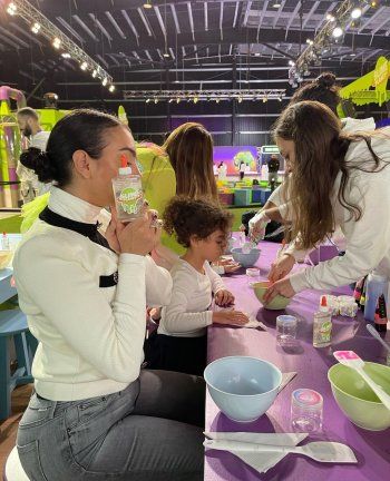 شاهد .. بالصور- أول نزهة عائلية لكريستيانو رونالدو وجورجينا وأولادهما.. رشاقة جورجينا خطفت الأنظار