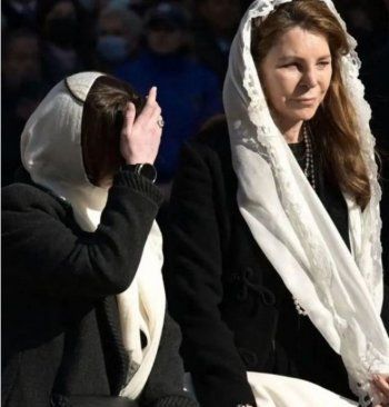 شاهد .. الملكة نور الحسين في أحدث ظهور لدى حضورها جنازة ملك اليونان قسطنين الثالث-بالصور