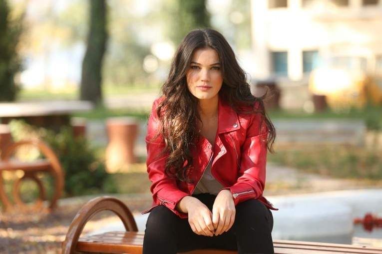 شاهد .. بينار دينيز تترك موقع تصوير مسلسلها وهي تبكي..والسبب؟