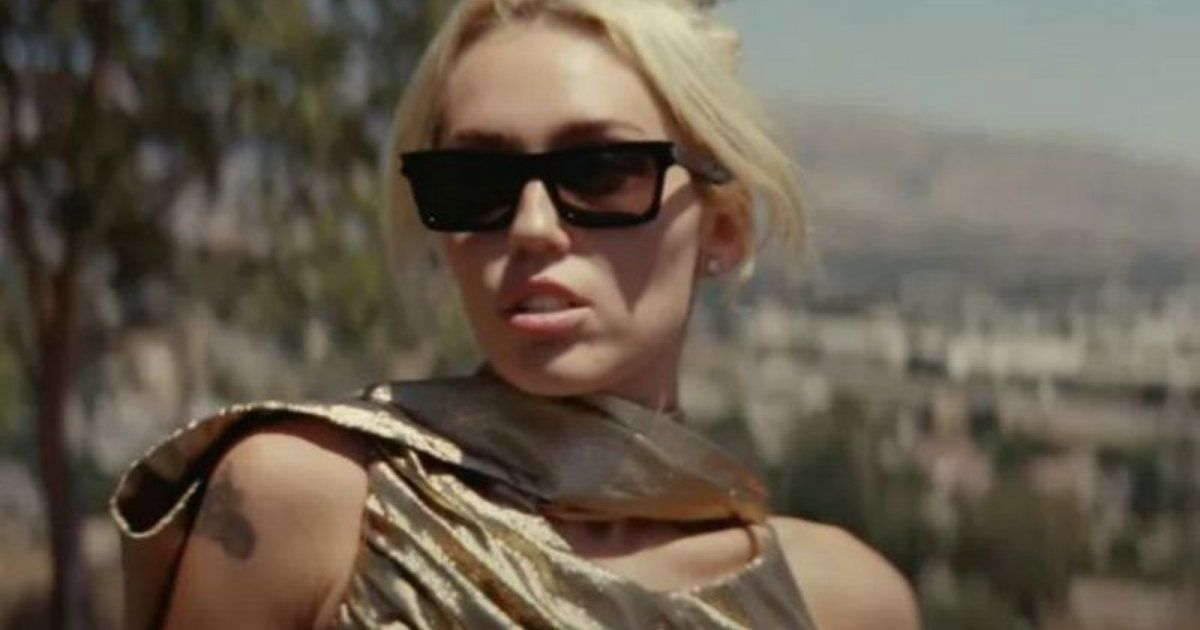 شاهد .. مايلي سايرس تتصدر بـ Flowers الموجهة لطليقها ليام همسورث-بالفيديو