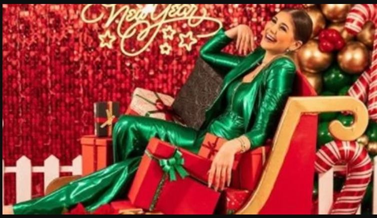 ملك قورة تنشر صورة برفقة والديها من أمام الكعبة