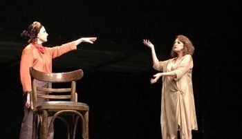 شاهد .. خاص- هذا ما تخشى رندا الأسمر نسيانه وتعلق على ممثلي المسرح في لبنان