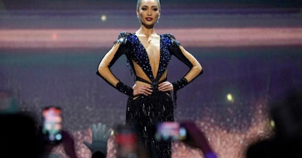 شاهد .. بالفيديو - ملكة جمال الكون تتألق من أعلى ناطحات سحاب نيويورك..وجمالها فاق الوصف