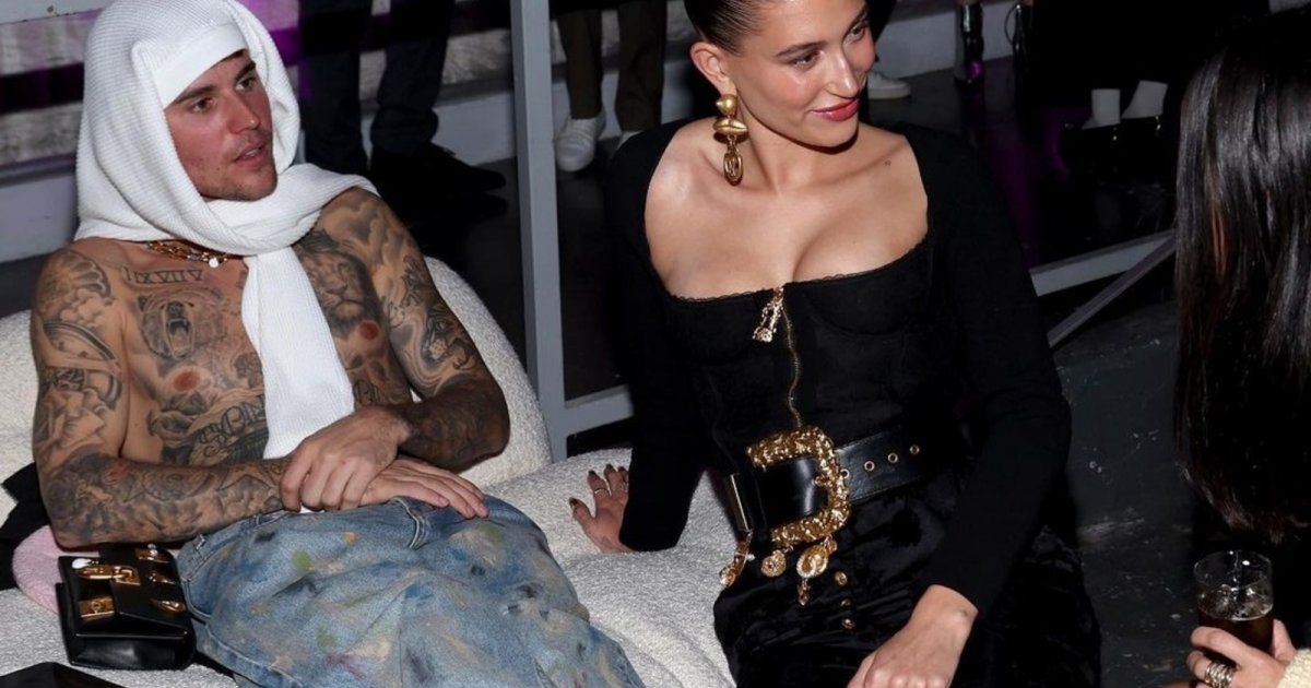 شاهد .. بالصور- جاستن بيبر يتخلى عن قميصه بعد الإعلان عن علاقة سيلينا غوميز العاطفية