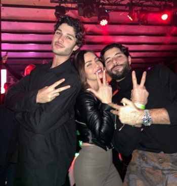 شاهد .. جيهان علامة تعبر عن اشتياقها لابنيها لؤي وخالد بصور جمعتهم في باريس