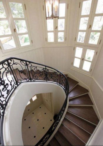 شاهد .. ذوق عالٍ وفخامة في التصميم.. جولة في قصر المصمم زهير مراد