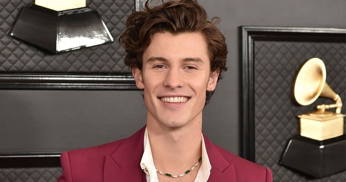 شاهد .. شون مينديز يتصدر الترند بعد دخوله بعلاقة حب مع إمرأة تكبر بـ 30 عاماً.. شاهدوا