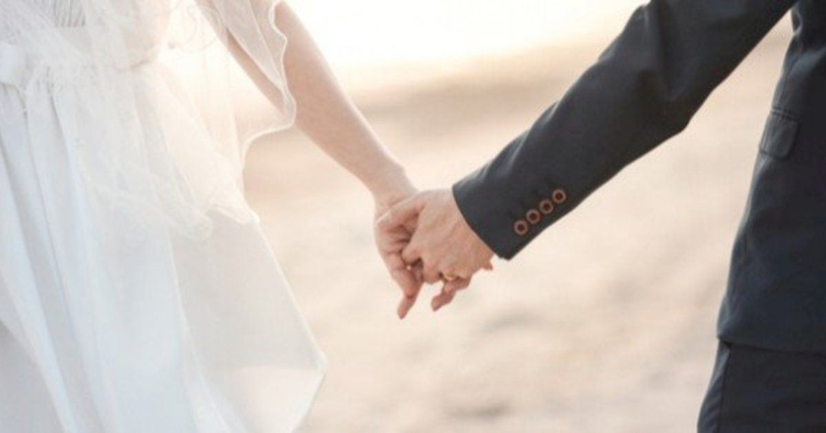 شاهد .. وشم عروسة كرم التقي إبن صباح الجزائري حديث الجمهور- بالصورة