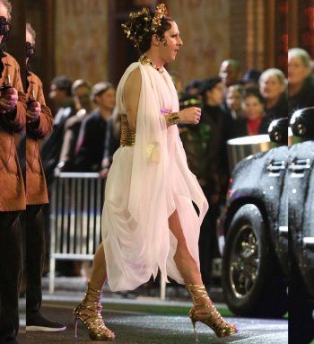 شاهد .. بالصور- ممثل عالمي يحدث بلبلة بارتدائه فستاناً ذو فتحة طويلة.. ومكياجه وحذاءه سببا الذهول للجمهور